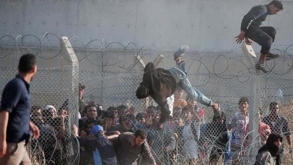 jump from border - refugees